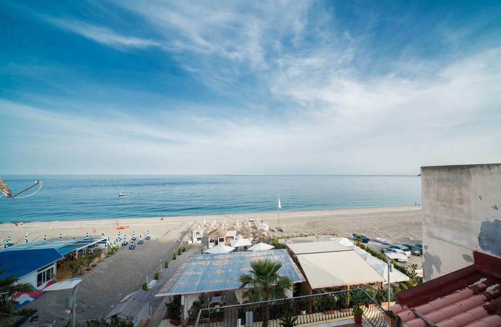 レトイアンニLa Terrazza Sul Mareアパートメント エクステリア 写真